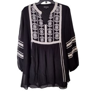 Tunique black & white tunic style top with embroidery style details size Medium